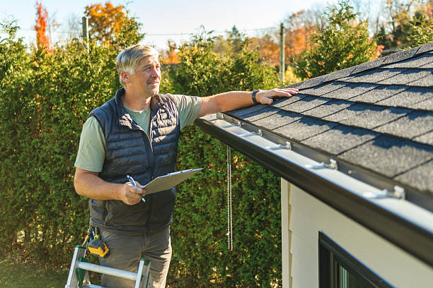 Professional Roofing technician working in Delano, CA